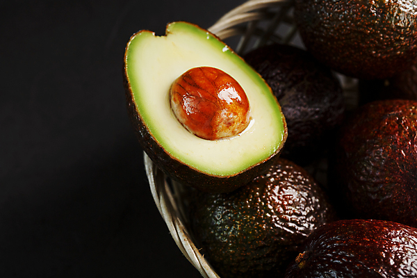 포토 JPG 해외이미지 과일 검은배경 단면 씨앗 사람없음 아웃포커스 신선 유기농 아보카도 라탄바구니 해외포토 식물 웰빙 백그라운드 촬영기법 바구니 검은색 파일형식 이미지허브