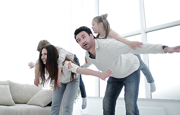 포토 JPG 해외이미지 전신 여자 남자 딸 아들 어린이 거실 가족 놀이 팔벌리기 휴식 함께함 실내 소년 여러명 성인 옆모습 부모 아빠 업기 해외포토 뷰포인트 다수 컨셉 관계 모션 사람 내부 파일형식 이미지허브