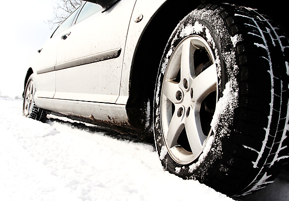 포토 JPG 해외이미지 계절 도로 겨울 교통시설 자국 자동차 표면 거리 안전 사람없음 야외 냉동 얼음 운전 추위 덮개 흰색 바퀴 눈송이 위험 서리 타이어 문제 선로 자동 자취 해외포토 자연요소 길 육상교통 컬러 교통 컨셉 모션 눈_날씨 뚜껑 시설 파일형식 이미지허브