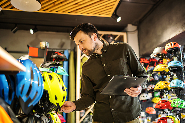 포토 JPG 해외이미지 직업 응시 남자 비즈니스 사업가 청소년 설계 실내 한명 서기 사람 성인 30대 알약 판매 세일 상점 자전거 잡기 업무 작업 헬멧 작음 가격 종업원 집중 확인 경영자 문서 바쁨 질서 소매 주인 목록 서류판 체크리스트 목차 중소기업 해외포토 1 시선 컨셉 회사 모션 내부 장년 약 사무용품 바이크 예절 보호장비 크기 리더 파일형식 이미지허브