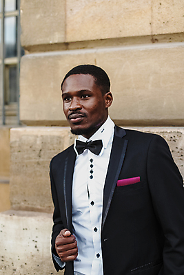 포토 JPG 해외이미지 모델 1 라이프스타일 옷 남자 행복 포즈 백그라운드 셔츠 비즈니스 성공 나비넥타이 거리 한명 사람 정장 성인 야외 건물 유행 검은색 코트 도시 비즈니스맨 클래식 우아함 스타일 해외포토 건축물 감정 컬러 컨셉 상의 넥타이 생활 외투 직장인 파일형식 이미지허브