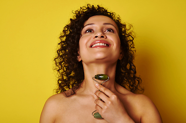 포토 JPG 해외이미지 라이프스타일 여자 얼굴 백그라운드 신체 휴식 건강 한명 미소 치료 뷰티 노란색 머리 우주 스파 바위 공구 마사지 피부 피부관리 순환 대리석 롤러 목 테라피 내추럴 순서 배수구 고립 돌봄 리프팅 섞기 노화 해외포토 레이스천 1 컬러 컨셉 재료 의학 모션 표정 사람 생활 신체부위 돌_바위 도구 직물 파일형식 이미지허브