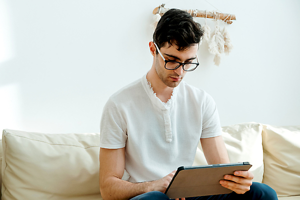 포토 JPG 해외이미지 백인 라이프스타일 응시 남자 인터넷 통신 휴식 주택 실내 한명 사람 앉기 성인 내부 컴퓨터 소파 독서 알약 디지털 방 잡기 작업 비즈니스맨 서핑 이메일 어플리케이션 연결 무선전화기 스마트 온라인 패드 해외포토 서양인 1 시선 컨셉 의자 비즈니스 모션 건물 생활 전자제품 약 수상스포츠 직장인 전화기 파일형식 이미지허브