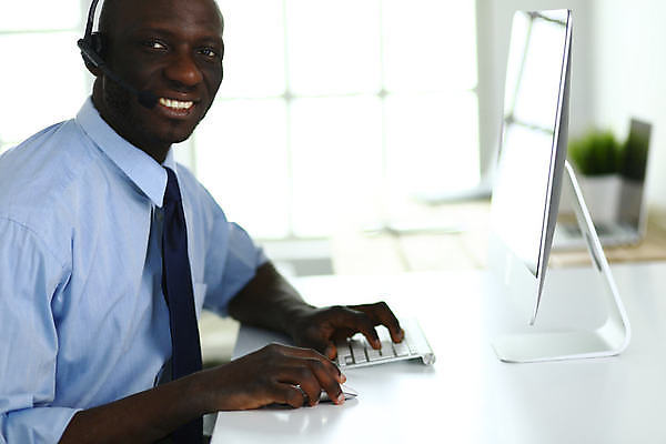 포토 JPG 해외이미지 직업 1 응시 옷 남자 종이 흑인 백그라운드 인터넷 비즈니스 탁자 실내 사람 앉기 인종 사람없음 30대 컴퓨터 사무실 독서 연필 머리 헤드폰 잡기 업무 비즈니스맨 중앙 집중 책상 명상 경영자 문서 바쁨 점검 심각 해외포토 서양인 시선 음향기기 가구 컨셉 모션 학용품 내부 신체부위 장년 전자제품 필기구 작업 직장인 리더 파일형식 이미지허브