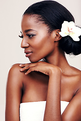 포토 JPG 해외이미지 모델 응시 여자 꽃 백그라운드 한명 상반신 성인 옆모습 수건 뷰티 우아함 피부 성인여자한명만 어깨에손 카피스페이스 해외포토 식물 1 시선 뷰포인트 컨셉 모션 사람 신체부위 위생용품 공백 여자한명만 성인여자만 파일형식 이미지허브