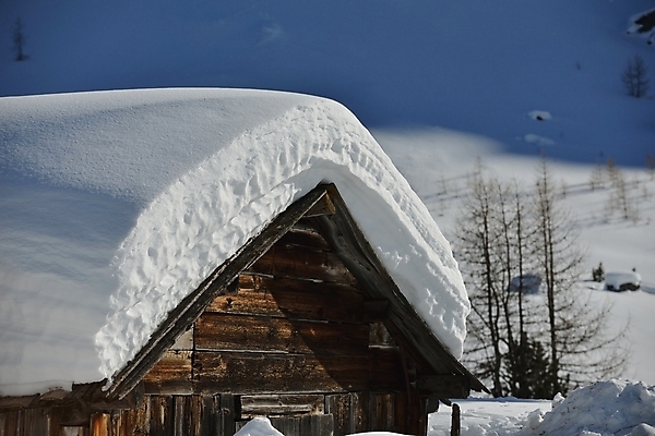 포토 JPG 해외이미지 주간 겨울 사람없음 야외 눈 오두막 나무집 겨울풍경 눈덮임 해외포토 자연요소 계절 컨셉 날씨 주택 풍경 파일형식 이미지허브