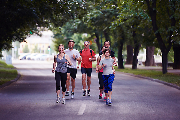 포토 JPG 해외이미지 주간 전신 나무 여자 노년 남자 도로 함께함 여러명 성인 야외 앞모습 달리기 조깅 마라톤 달리기선수 해외포토 자연요소 식물 길 뷰포인트 다수 컨셉 교통시설 모션 사람 경기 운동 육상스포츠 육상선수 파일형식 이미지허브