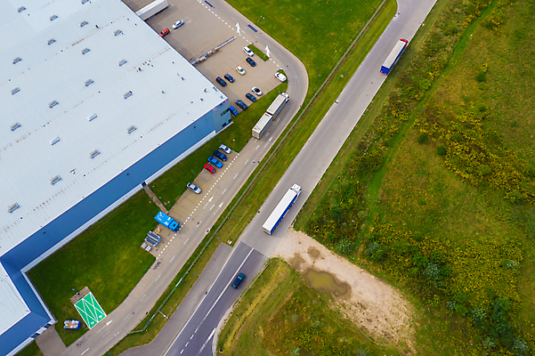 포토 JPG 해외이미지 유럽 산업 도로 비즈니스 공장 교통시설 자동차 독일 안테나 사람없음 화물 상품 컨테이너 창고 시설 상업 수납 짐차 무거움 트레일러 물류 폴란드 드론 분배 수입 조감도 해외포토 나라 길 육상교통 교통 통신 공업 운송업 무게 파일형식 이미지허브