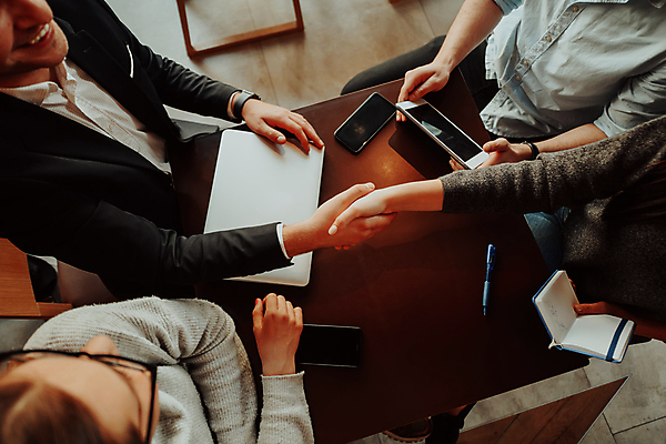 포토 JPG 해외이미지 손 여자 남자 비즈니스 협력 악수 실내 협상 여러명 상반신 성인 앞모습 하이앵글 비즈니스맨 비즈니스우먼 성인만 해외포토 뷰포인트 다수 사람 손짓 내부 신체부위 직장인 파일형식 이미지허브