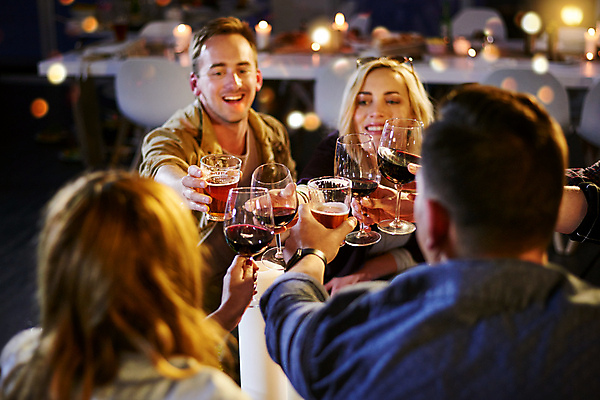 포토 JPG 해외이미지 라이프스타일 응시 여자 남자 와인잔 함께함 실내 들기 여러명 상반신 20대 성인 앞모습 뒷모습 친구 파티 우정 축하 그룹 야간 건배 토스트 빛망울 성인만 해외포토 자연요소 시선 빵 뷰포인트 다수 컨셉 술잔 관계 모션 사람 이벤트 청년 내부 생활 빛 파일형식 이미지허브