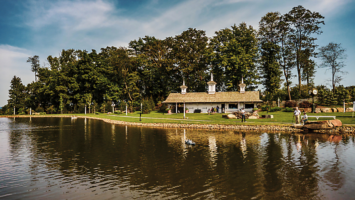 포토 JPG 해외이미지 나무 외관 호수 여행 백그라운드 밭 농업 일러스트 건축양식 자연 하늘 지붕 날씨 주택 오리 풍경 초원 사람없음 야외 건물 목재 빨간색 초록색 물 여름 파란색 농장 반사 미국 시골 연못 땅 장면 내추럴 외양간 밭일 옛날 해외포토 자연요소 식물 건축물 계절 건축 산업 컬러 북아메리카 재료 조류 생태계 파일형식 이미지허브