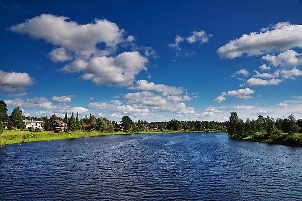 포토 JPG 해외이미지 자연 하늘 바람 주택 스웨덴 사람없음 건물 파란색 강 오픈 랜 스칸디나비아 해외포토 자연요소 건축물 컬러 날씨 북유럽 생태계 파일형식 이미지허브