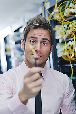 포토 JPG 해외이미지 남자 실내 관리 한명 들기 상반신 성인 앞모습 자료 전선 비즈니스맨 센터 시스템 서버 서버실 성인남자한명만 해외포토 1 뷰포인트 비즈니스 모션 사람 내부 직장인 남자한명만 성인남자만 파일형식 이미지허브