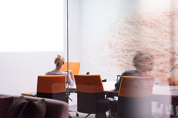 포토 JPG 해외이미지 여자 남자 의자 비즈니스 탁자 실내 앉기 상반신 성인 두명 뒷모습 비즈니스맨 비즈니스우먼 세미나 성인만 해외포토 뷰포인트 가구 모션 사람 내부 직장인 파일형식 이미지허브