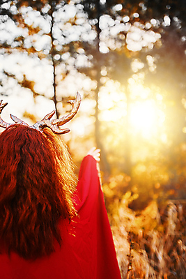 포토 JPG 해외이미지 응시 드레스 여자 얼굴 컨셉 잎 동화 사슴 요정 뿔 이야기 한명 빨간색 할로윈 자유 마법사 등불 의식 우아함 숲 신비 망토 악마 허브 마녀 공상 마법 빨간머리 10월 나쁜 환상 해외포토 식물 1 헤어스타일 시선 옷 컬러 포유류 조명 사람 신체부위 날짜 파일형식 이미지허브