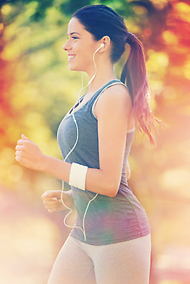 포토 JPG 해외이미지 주간 응시 공원 여자 건강 한명 상반신 20대 성인 야외 옆모습 달리기 운동 음악감상 성인여자한명만 해외포토 자연요소 1 시선 공공시설 뷰포인트 모션 사람 청년 감상 여자한명만 성인여자만 파일형식 이미지허브