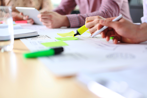 포토 JPG 해외이미지 손 비즈니스 잔 실내 들기 신체부위 펜 자료 소프트포커스 포스트잇 문서 형광펜 세미나 해외포토 식기 모션 촬영기법 사람 내부 필기구 메모지 파일형식 이미지허브