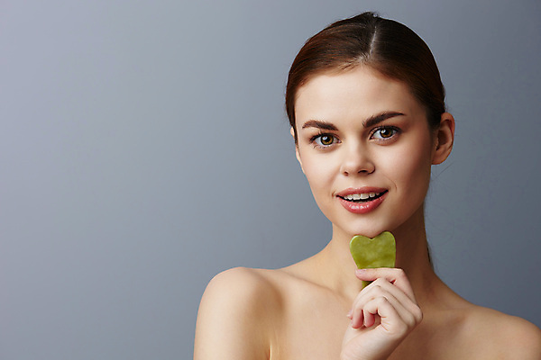 포토 JPG 해외이미지 여자 얼굴 실내 한명 미소 들기 상반신 성인 앞모습 뷰티 스파 마사지 미용용품 피부관리 성인여자한명만 괄사 해외포토 1 뷰포인트 모션 표정 사람 내부 신체부위 오브젝트 여자한명만 성인여자만 파일형식 이미지허브