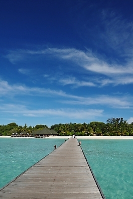 포토 JPG 해외이미지 주간 구름 바다 섬 하늘 사람없음 야외 여름 맑음 여름풍경 휴양지 나무다리 해외포토 자연요소 계절 날씨 풍경 장소 다리_건축물 파일형식 여름_계절 이미지허브