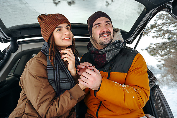 포토 JPG 해외이미지 주간 커플 응시 여자 남자 겨울 자동차 상반신 성인 야외 두명 앞모습 손잡기 겨울옷 패딩 자동차트렁크 성인만 해외포토 자연요소 시선 옷 계절 육상교통 뷰포인트 관계 모션 사람 점퍼 파일형식 이미지허브