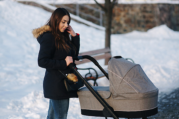 포토 JPG 해외이미지 주간 여자 겨울 엄마 한명 상반신 성인 야외 옆모습 아웃포커스 잡기 유모차 성인여자한명만 눈덮임 해외포토 자연요소 1 계절 뷰포인트 컨셉 가족 모션 촬영기법 사람 아기용품 여자한명만 성인여자만 파일형식 이미지허브