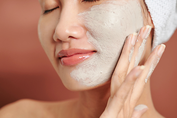 포토 JPG 해외이미지 손 여자 실내 두건 한명 동양인 근접촬영 상반신 성인 앞모습 수건 뷰티 눈감음 피부관리 바르기 팩 머드팩 성인여자한명만 갈색배경 해외포토 1 뷰포인트 백그라운드 모션 사람 인종 내부 신체부위 위생용품 갈색 화장품 여자한명만 성인여자만 파일형식 이미지허브