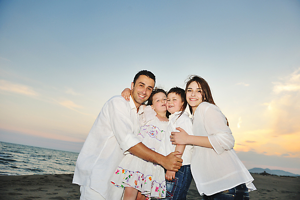 포토 JPG 해외이미지 주간 라이프스타일 여자 남자 딸 행복 아들 어린이 바다 여행 가족 안기 하늘 엄마 휴가 사랑 웃음 사람 여러명 상반신 성인 야외 앞모습 옆모습 여행객 기쁨 자녀 아빠 어깨에손 해외포토 자연요소 감정 뷰포인트 다수 관계 모션 표정 생활 파일형식 이미지허브