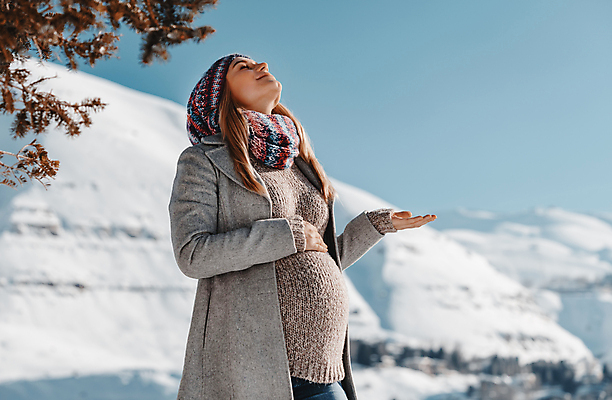 포토 JPG 해외이미지 주간 여자 겨울 한명 상반신 성인 야외 옆모습 임산부 임신 겨울옷 고개들기 성인여자한명만 해외포토 자연요소 1 옷 계절 뷰포인트 모션 사람 여자한명만 성인여자만 파일형식 이미지허브