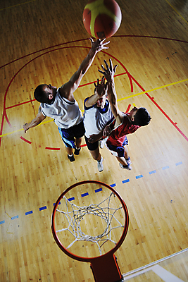 포토 JPG 해외이미지 전신 남자 스포츠 농구 농구공 실내 성인 옆모습 뒷모습 세명 점프 경쟁 슛 농구대 농구장 손뻗기 성인남자만 해외포토 뷰포인트 컨셉 공 스포츠시설 모션 사람 내부 구기 골대 남자만 성인만 파일형식 이미지허브