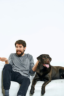 포토 JPG 해외이미지 백인 한마리 남자 반려견 함께함 실내 한명 앉기 손짓 상반신 성인 앞모습 친구 반려동물 소파 우정 강아지 래브라도리트리버 즐거움 흰배경 성인남자한명만 해외포토 서양인 동물 1 감정 뷰포인트 백그라운드 컨셉 의자 관계 모션 사람 내부 흰색 개 리트리버 남자한명만 성인남자만 파일형식 이미지허브