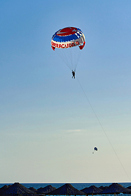 포토 JPG 해외이미지 라이프스타일 스포츠 바다 여행 포즈 자연 하늘 바람 휴가 사람 풍경 사람없음 야외 물 여름 파란색 컬러풀 태양 여행객 자유 위험 휴양지 낙하산 해외포토 자연요소 계절 컬러 컨셉 날씨 생활 장소 생태계 파일형식 이미지허브