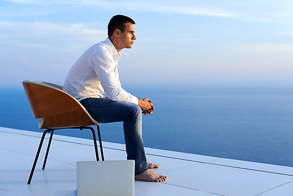 포토 JPG 해외이미지 전신 남자 의자 비즈니스 하늘 휴식 한명 앉기 성인 야외 옆모습 노트북 자유 옥상 성인남자한명만 해외포토 1 뷰포인트 가구 컨셉 모션 사람 전자제품 남자한명만 성인남자만 파일형식 이미지허브