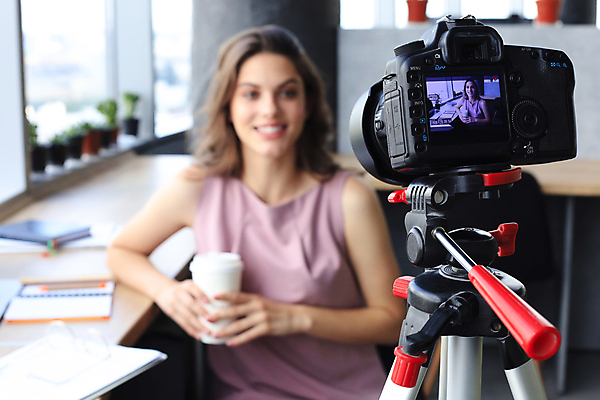 포토 JPG 해외이미지 여자 비즈니스 실내 한명 사람 상반신 성인 앞모습 아웃포커스 사무실 카메라 촬영 비즈니스우먼 방송 성인여자한명만 해외포토 1 뷰포인트 촬영기법 내부 전자제품 직장인 여자한명만 성인여자만 파일형식 이미지허브