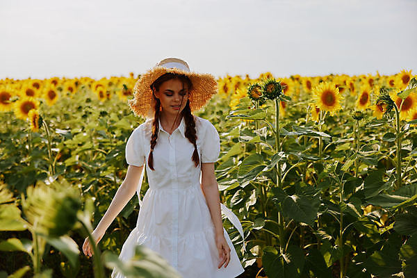 포토 JPG 해외이미지 주간 여자 꽃밭 해바라기 한명 풍경 상반신 성인 야외 앞모습 여름 밀짚모자 성인여자한명만 내려보기 해외포토 자연요소 모자_잡화 1 계절 꽃 뷰포인트 모션 사람 여자한명만 성인여자만 파일형식 이미지허브