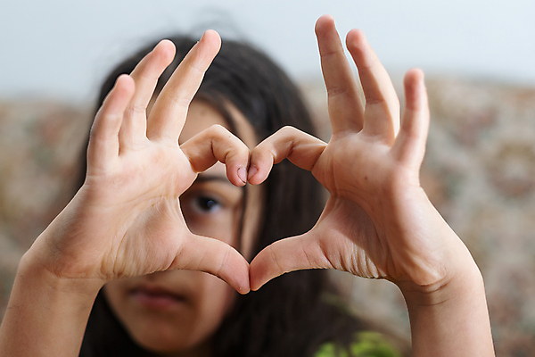 포토 JPG 해외이미지 서양인 여자 행복 어린이 사랑 한명 상반신 앞모습 기쁨 하트 보여주기 손하트 소녀한명만 해외포토 모양 외국인 1 감정 뷰포인트 모션 사람 손짓 여자한명만 소녀만 파일형식 이미지허브