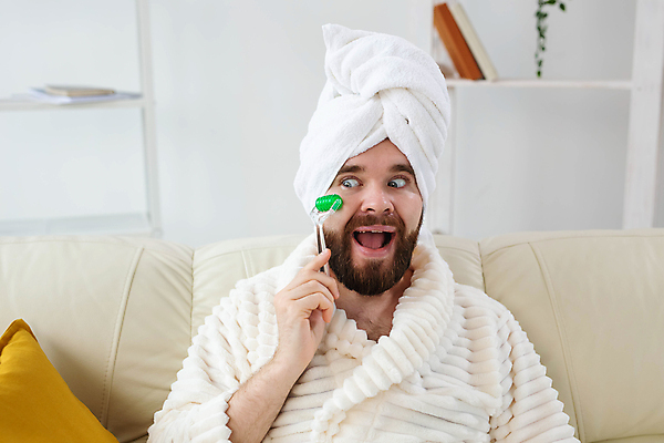 포토 JPG 해외이미지 남자 쿠션 수염 한명 상반신 성인 앞모습 소파 수건 뷰티 놀람 목욕가운 스킨케어 페이스롤러 성인남자한명만 해외포토 1 감정 뷰포인트 의자 표정 사람 위생용품 가운 마사지용품 남자한명만 성인남자만 파일형식 이미지허브