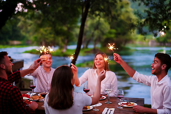 포토 JPG 해외이미지 접시 여자 남자 음식 와인잔 폭죽 웃음 들기 여러명 상반신 성인 야외 강 파티 저녁식사 저녁 즐거움 성인만 해외포토 식기 감정 다수 술잔 모션 표정 사람 이벤트 식사 야간 파일형식 이미지허브