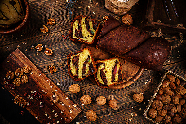 포토 JPG 해외이미지 빵 사람없음 하이앵글 갈색 케이크 밀 슬라이스 호두 나무쟁반 파운드케이크 해외포토 음식 뷰포인트 컬러 디저트 곡류 쟁반 목재 견과류 파일형식 이미지허브