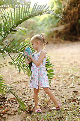 포토 JPG 해외이미지 식물 백인 여자 행복 유럽 어린이 맨발 자연 놀이 휴식 열대 따뜻함 한명 서기 사람 야외 파란색 빛 금발 장난감 갈색 문 흰색 뜨거움 만족 내추럴 이국적 해외포토 서양인 1 헤어스타일 감정 나라 컬러 컨셉 모션 발 생태계 파일형식 이미지허브