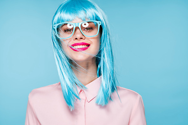 포토 JPG 해외이미지 여자 하늘색 한명 미소 상반신 성인 앞모습 가발 성인여자한명만 안경낌 힙스터 해외포토 1 패션 안경 뷰포인트 표정 사람 파란색 여자한명만 성인여자만 파일형식 이미지허브