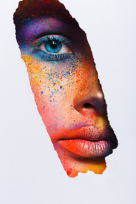 포토 JPG 해외이미지 응시 여자 얼굴 컨셉 붓터치 실내 무표정 한명 성인 신체부위 화려 페이스페인팅 성인여자한명만 해외포토 1 시선 감정 표정 사람 내부 여자한명만 성인여자만 파일형식 이미지허브