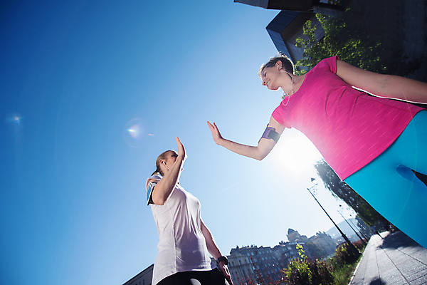 포토 JPG 해외이미지 서양인 라이프스타일 여자 행복 하늘 상반신 성인 야외 두명 조깅 하이파이브 마라톤 달리기선수 성인여자만 해외포토 외국인 감정 사람 손짓 경기 생활 운동 육상스포츠 육상선수 여자만 성인만 파일형식 이미지허브