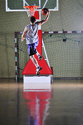 포토 JPG 해외이미지 전신 남자 스포츠 농구 농구공 실내 한명 성인 뒷모습 점프 잡기 슛 농구대 성인남자한명만 해외포토 1 뷰포인트 공 모션 사람 내부 구기 골대 남자한명만 성인남자만 파일형식 이미지허브