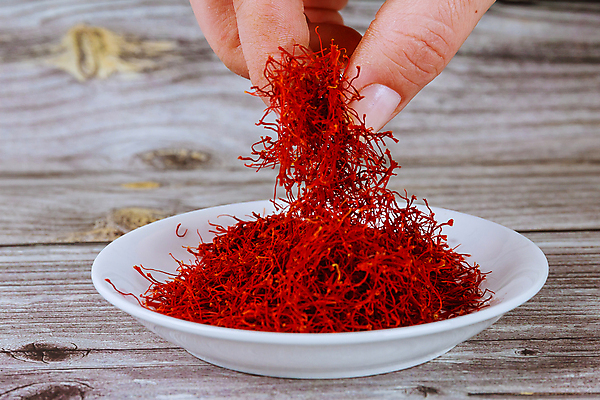 포토 JPG 해외이미지 스튜디오촬영 손 음식 백그라운드 재료 자연 유리 탁자 건조 건강 요리 사람없음 목재 빨간색 쌓기 주방 숟가락 신선 양념 조미료 스페인 실 고급 맛 정상 인도인 허브 향신료 매움 향 나무숟가락 흙더미 꽃수술 사프란 스페인어 이국적 이란 해외포토 외국인 나무 식물 유럽 컬러 가구 컨셉 중동 모션 재질 수저 실내 동양인 신체부위 흙 생태계 향미료 파일형식 더미 이미지허브