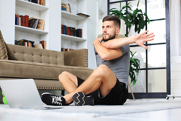 포토 JPG 해외이미지 전신 백인 라이프스타일 응시 남자 실내 한명 앉기 성인 옆모습 노트북 운동복 스트레칭 아령 성인남자한명만 홈트레이닝 해외포토 서양인 1 시선 옷 뷰포인트 모션 사람 내부 생활 전자제품 운동 남자한명만 성인남자만 파일형식 이미지허브