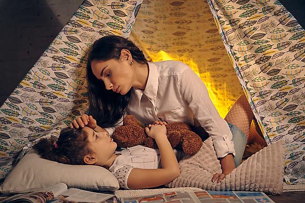 포토 JPG 해외이미지 여자 딸 어린이 안기 모녀 엄마 함께함 실내 상반신 성인 두명 앞모습 옆모습 눕기 마주보기 곰인형 잠 여자만 쓰다듬기 인디언텐트 해외포토 인형 뷰포인트 컨셉 가족 모션 텐트 사람 내부 파일형식 이미지허브