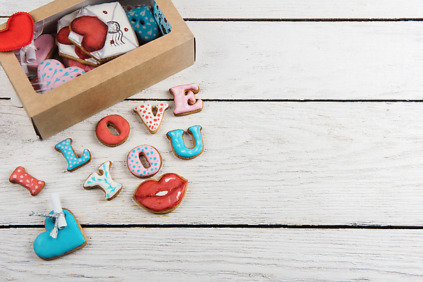 포토 JPG 해외이미지 실내 사랑 사람없음 상자 쿠키 하트 흰배경 입술모양 아이러브유 진저쿠키 카피스페이스 나무배경 해외포토 모양 감정 백그라운드 디저트 내부 공백 흰색 파일형식 이미지허브