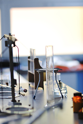 포토 JPG 해외이미지 실내 실험기구 사람없음 아웃포커스 실험실 소프트포커스 책상 과학실 해외포토 과학 가구 촬영기법 실험 내부 파일형식 이미지허브