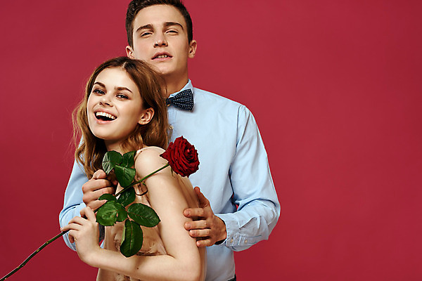 포토 JPG 해외이미지 백인 커플 여자 남자 포옹 들기 상반신 성인 두명 장미 낭만 우아함 성인만 해외포토 서양인 꽃 컨셉 관계 안기 모션 사람 파일형식 이미지허브