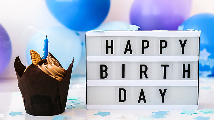 포토 JPG 해외이미지 실내 사람없음 생일 컵케이크 흰배경 생일축하 풍선 라이트박스 해피버스데이 해외포토 기념일 백그라운드 내부 케이크 흰색 축하 파일형식 이미지허브